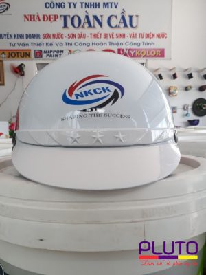 in logo lên mũ bảo hiểm