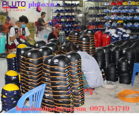 In logo lên mũ bảo hiểm