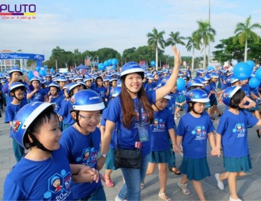 in logo lên mũ bảo hiểm